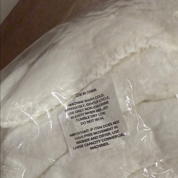 UGG Cream Plush throw blanket - Picture 2 of 3